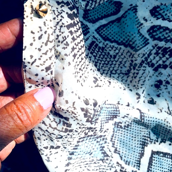 ✨ Daniel Rainn✨ Snake Print V-Neck Blouse W/Two Slip Pockets& Gold Cone Buttons - Picture 7 of 13